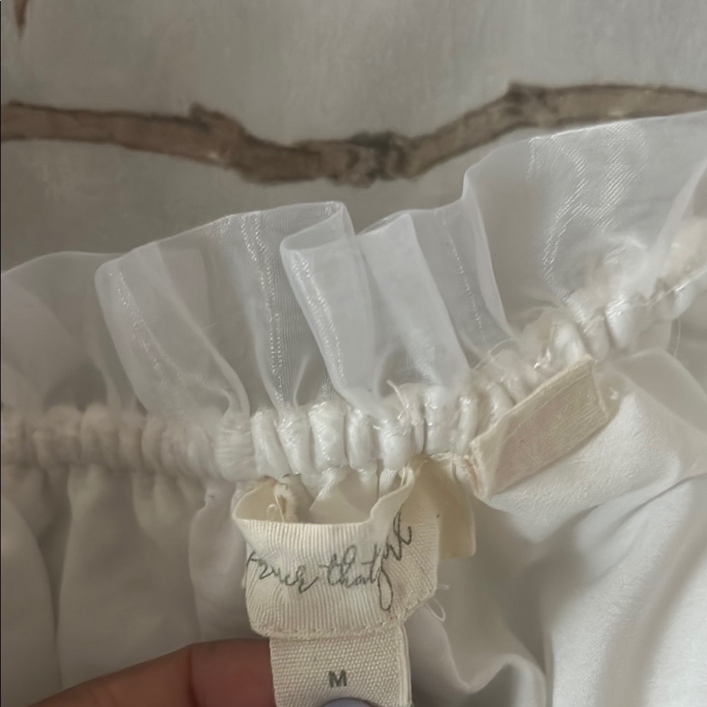 Elegant White Lace Off-Shoulder Top - Picture 2 of 3
